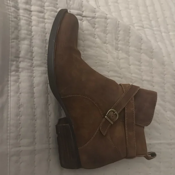 Born booties in great condition. Worn maybe once - Picture 2 of 8